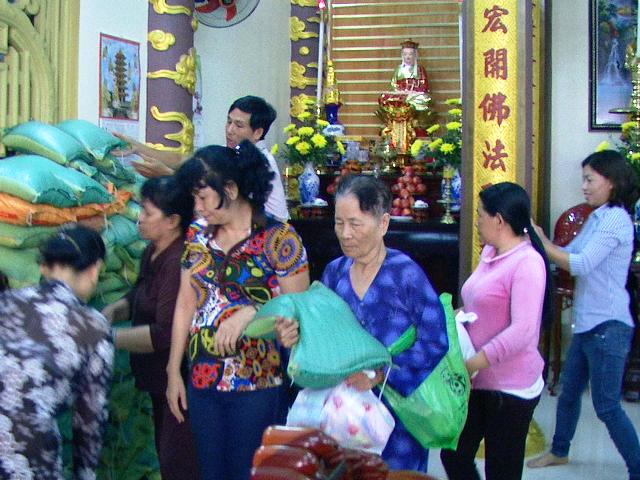 Khánh Hòa: Chùa Nghĩa Hương trao tặng trên 160 phần quà nhân mùa Phật đản PL.2560