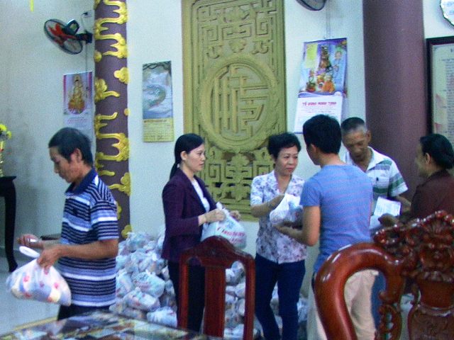 Khánh Hòa: Chùa Nghĩa Hương trao tặng trên 160 phần quà nhân mùa Phật đản PL.2560