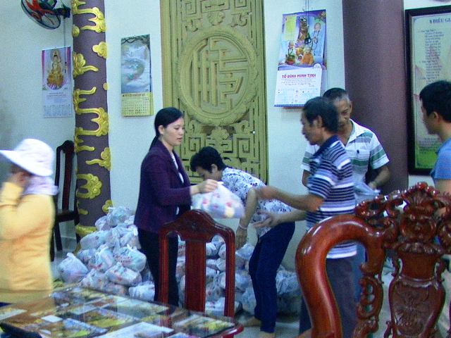 Khánh Hòa: Chùa Nghĩa Hương trao tặng trên 160 phần quà nhân mùa Phật đản PL.2560