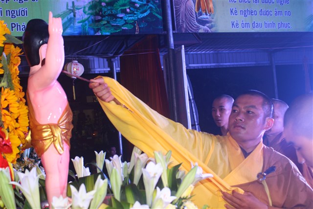 Thanh Hóa: Lễ tắm Phật và văn nghệ mừng Phật đản tại chùa Vạn Linh