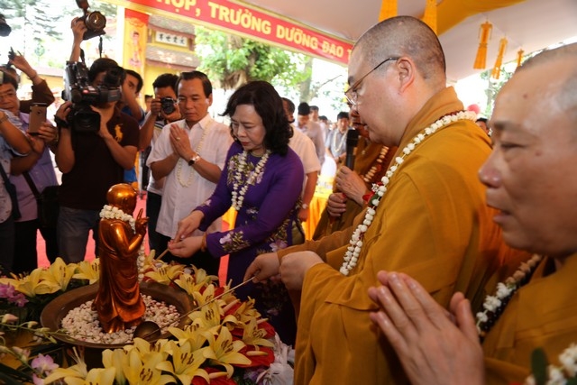 Hà Nội: Hàng ngàn phật tử Chùa Trấn Quốc hoan hỉ kính mừng Phật đản