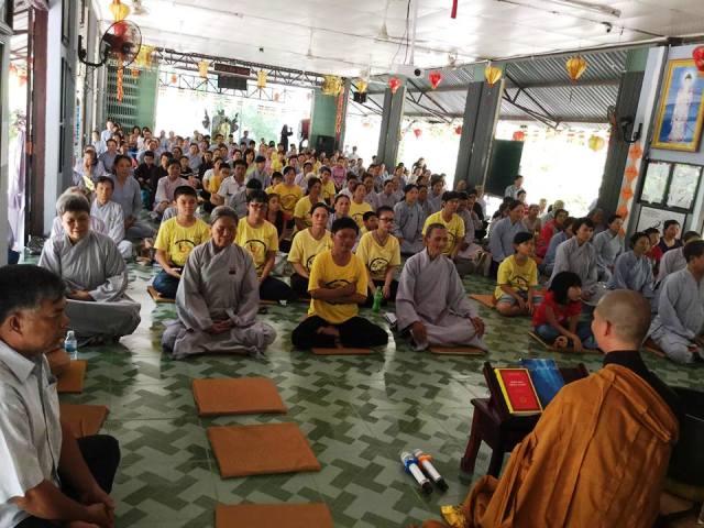 Khánh Hòa: Chùa Linh Quang tổ chức  khóa tu mùa hè cho 300 hành giả và trao tặng 50 học bổng cho học sinh nghèo, học giỏi