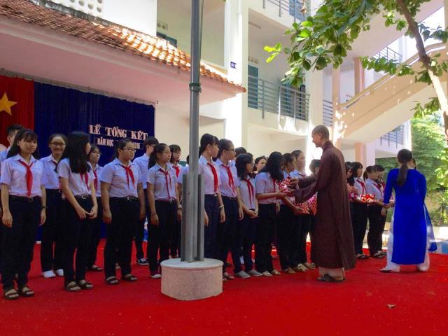 Khánh Hòa: Chùa Linh Quang tổ chức  khóa tu mùa hè cho 300 hành giả và trao tặng 50 học bổng cho học sinh nghèo, học giỏi