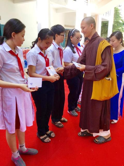 Khánh Hòa: Chùa Linh Quang tổ chức  khóa tu mùa hè cho 300 hành giả và trao tặng 50 học bổng cho học sinh nghèo, học giỏi