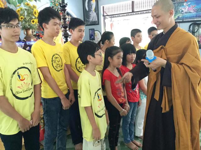 Khánh Hòa: Chùa Linh Quang tổ chức  khóa tu mùa hè cho 300 hành giả và trao tặng 50 học bổng cho học sinh nghèo, học giỏi