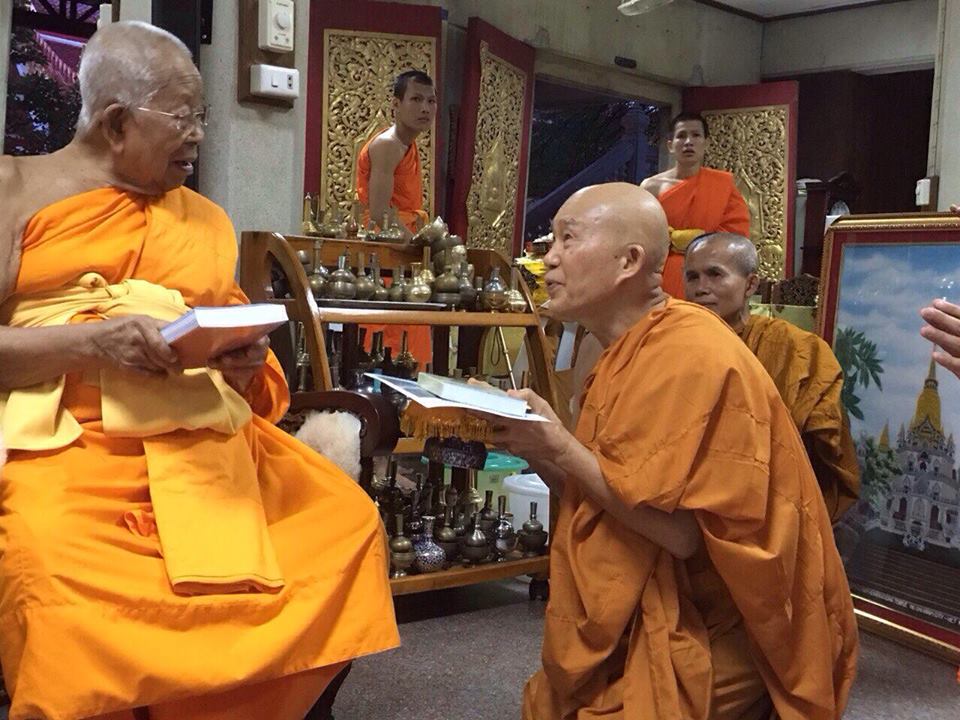 Ngài Hộ Pháp và tăng đoàn Viên Không cúng dường sách đến ngài HT. Somdet Phra Maha Ratchamanglacharn - quyền tăng vương Thái Lan