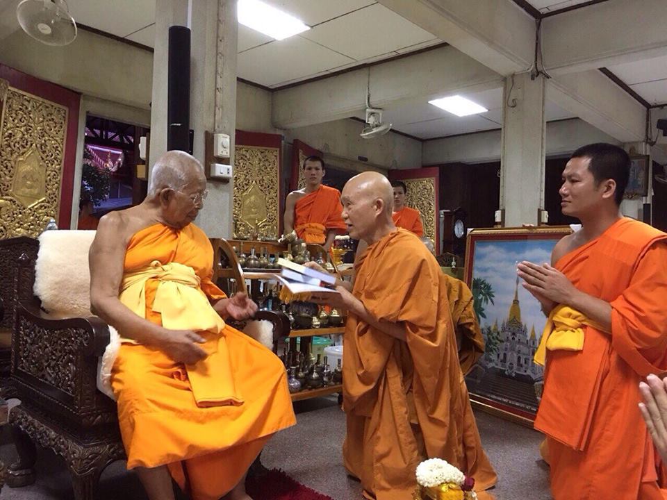 Ngài Hộ Pháp và tăng đoàn Viên Không cúng dường sách đến ngài HT. Somdet Phra Maha Ratchamanglacharn - quyền tăng vương Thái Lan