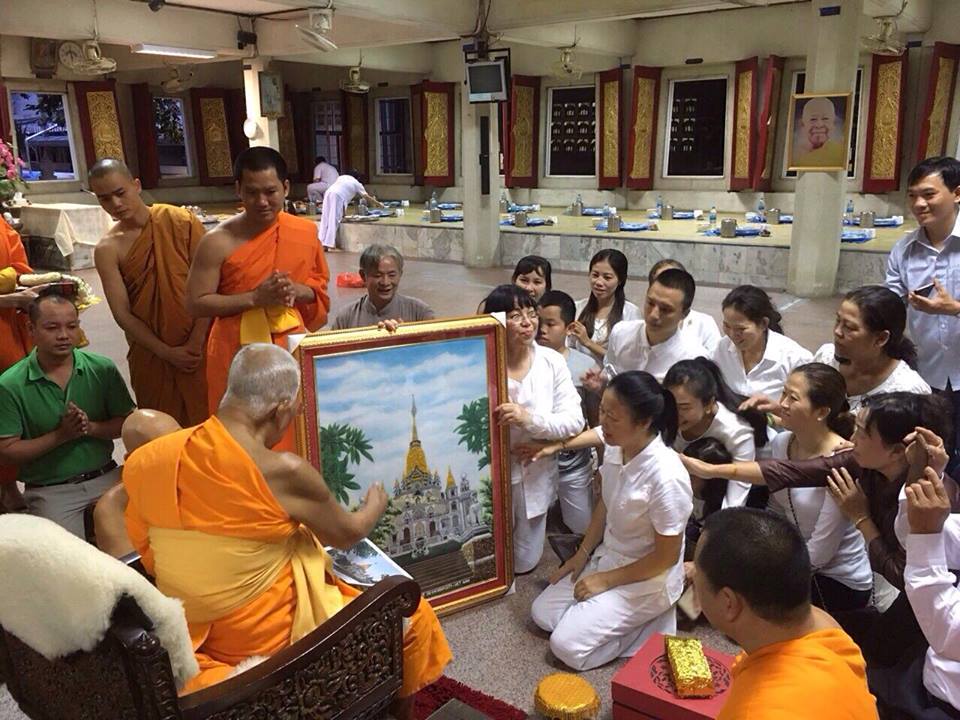 Ngài Hộ Pháp và tăng đoàn Viên Không cúng dường sách đến ngài HT. Somdet Phra Maha Ratchamanglacharn - quyền tăng vương Thái Lan