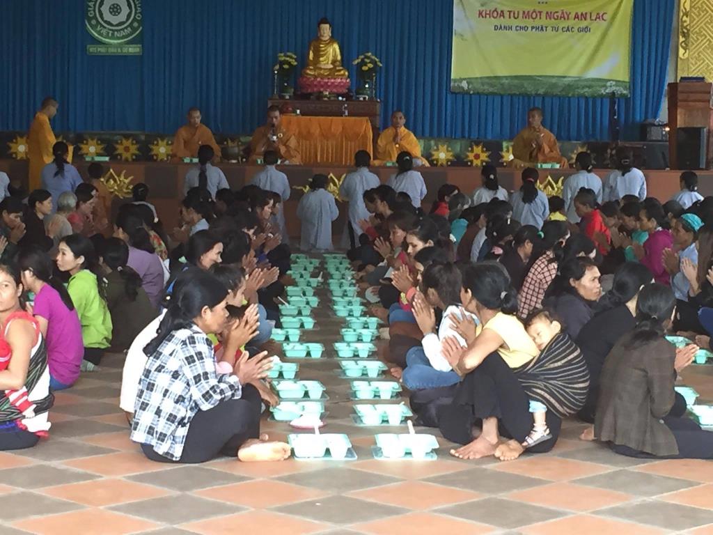 Chùa Hoa Nghiêm tổ chức khóa tu  Một ngày An lạc cho Phật tử đồng bào các giới và 300 phần quà cũng đã đến với Phật tử về dự tu