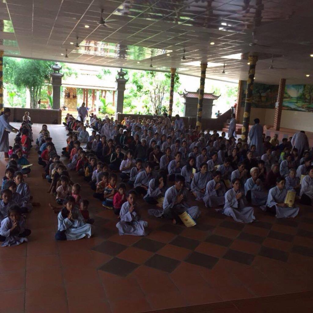 Chùa Hoa Nghiêm tổ chức khóa tu  Một ngày An lạc cho Phật tử đồng bào các giới và 300 phần quà cũng đã đến với Phật tử về dự tu