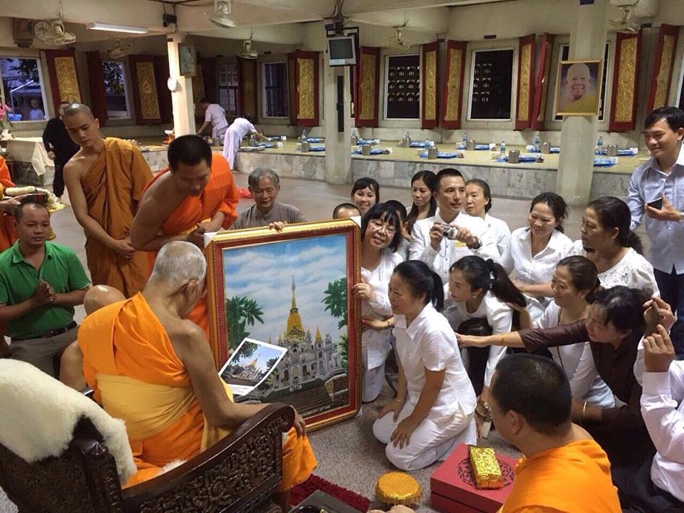 Ngài Hộ Pháp và tăng đoàn Viên Không cúng dường sách đến ngài HT. Somdet Phra Maha Ratchamanglacharn - quyền tăng vương Thái Lan