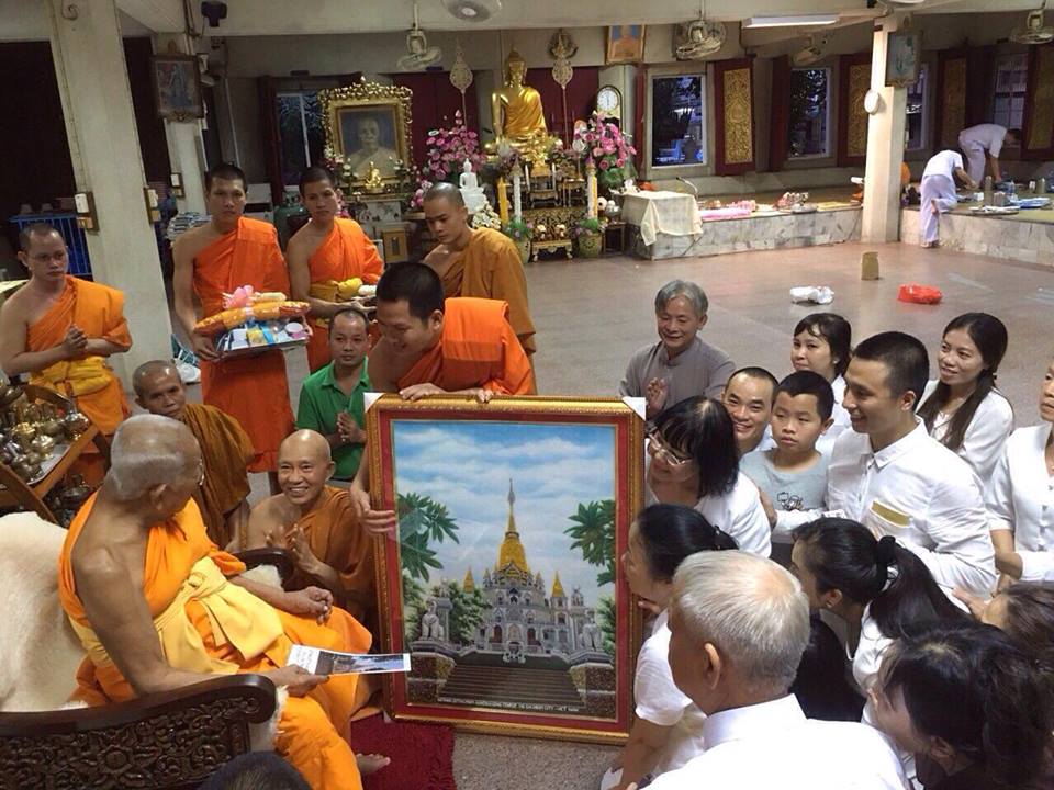 Ngài Hộ Pháp và tăng đoàn Viên Không cúng dường sách đến ngài HT. Somdet Phra Maha Ratchamanglacharn - quyền tăng vương Thái Lan