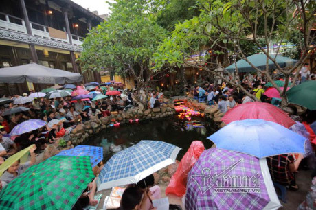 Biển người đội mưa nghe giảng kinh Vu lan ở chùa Phúc Khánh