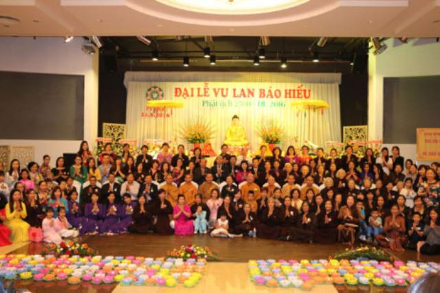 Hình ảnh Đại lễ Vu Lan xúc động của người Việt tại CH Séc