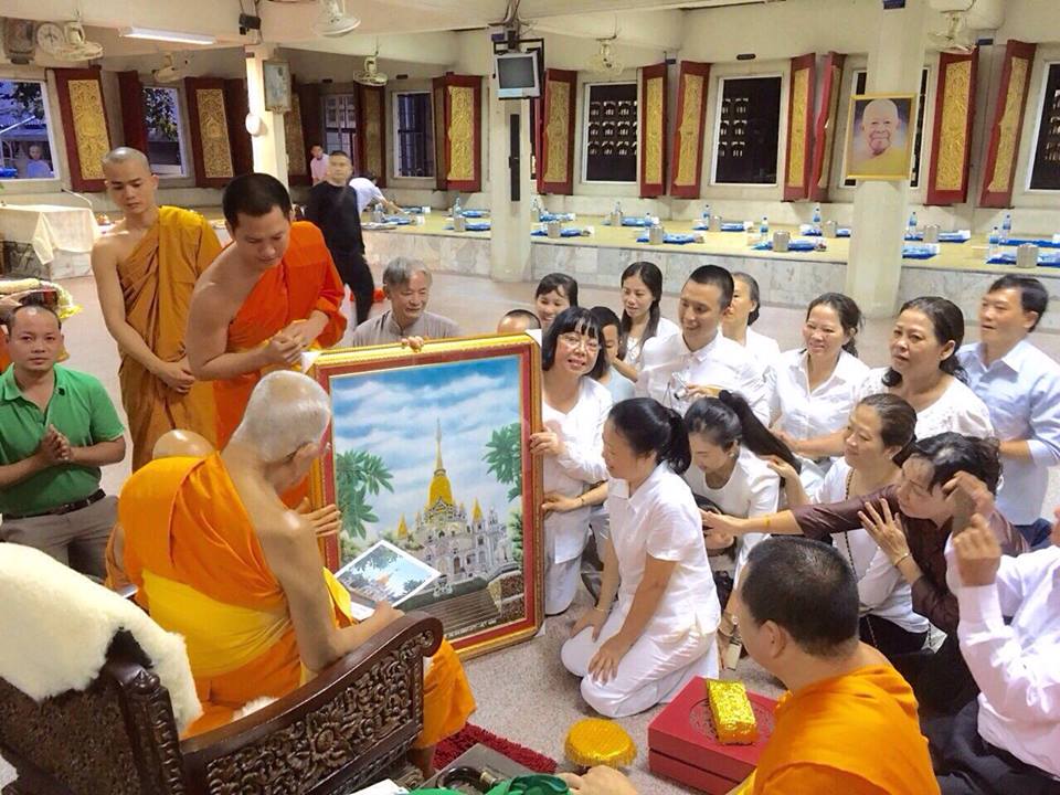 Ngài Hộ Pháp và tăng đoàn Viên Không cúng dường sách đến ngài HT. Somdet Phra Maha Ratchamanglacharn - quyền tăng vương Thái Lan