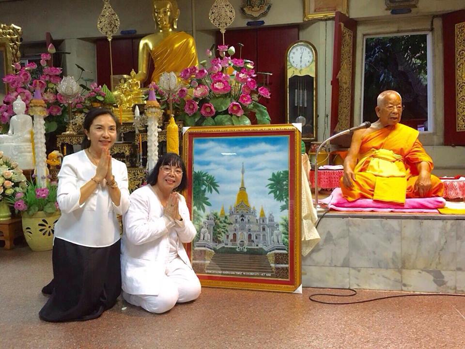 Ngài Hộ Pháp và tăng đoàn Viên Không cúng dường sách đến ngài HT. Somdet Phra Maha Ratchamanglacharn - quyền tăng vương Thái Lan