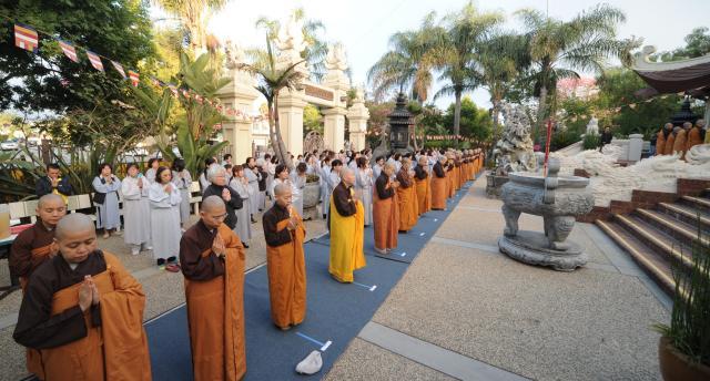 Chùa Đức Viên, San Jose ( Hoa Kỳ ) Tổ Chức Lễ Tam Bộ Nhất Bái Báo Hiếu Phụ Mẫu Năm 2016