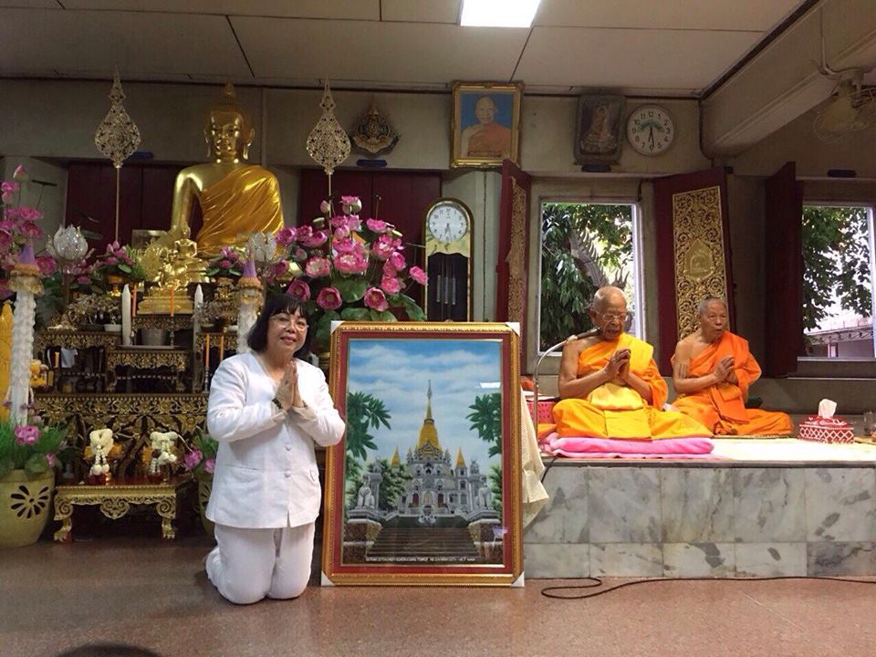 Ngài Hộ Pháp và tăng đoàn Viên Không cúng dường sách đến ngài HT. Somdet Phra Maha Ratchamanglacharn - quyền tăng vương Thái Lan