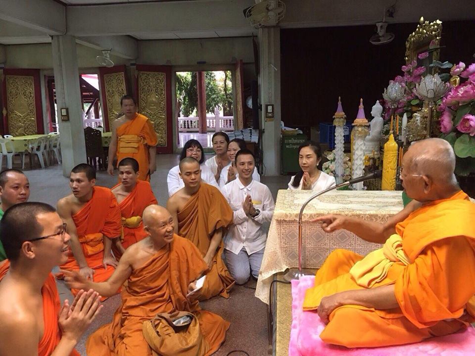 Ngài Hộ Pháp và tăng đoàn Viên Không cúng dường sách đến ngài HT. Somdet Phra Maha Ratchamanglacharn - quyền tăng vương Thái Lan