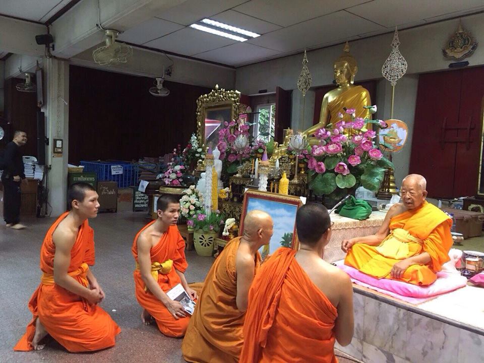 Ngài Hộ Pháp và tăng đoàn Viên Không cúng dường sách đến ngài HT. Somdet Phra Maha Ratchamanglacharn - quyền tăng vương Thái Lan
