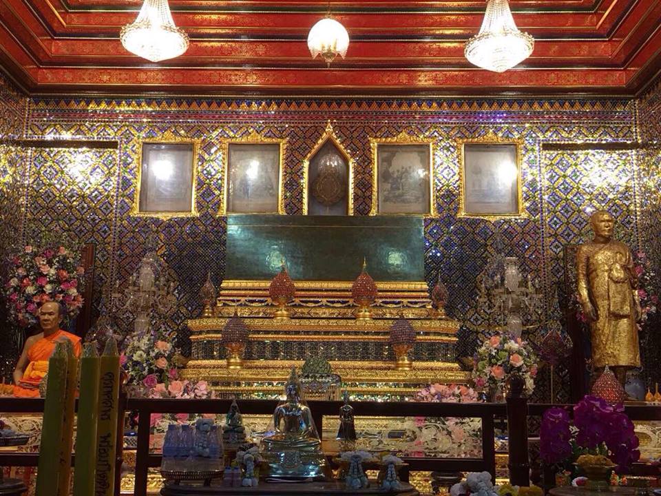 Ngài Hộ Pháp và tăng đoàn Viên Không cúng dường sách đến ngài HT. Somdet Phra Maha Ratchamanglacharn - quyền tăng vương Thái Lan