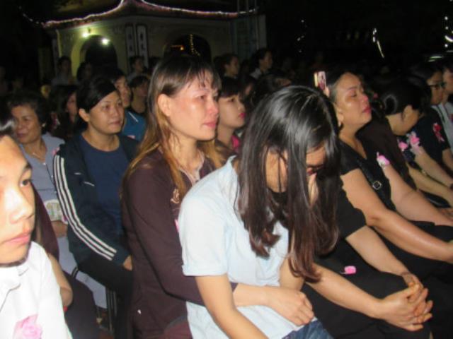 Đại lễ Vu Lan: Nhiều người khóc nức nở khi cài bông hồng lên áo