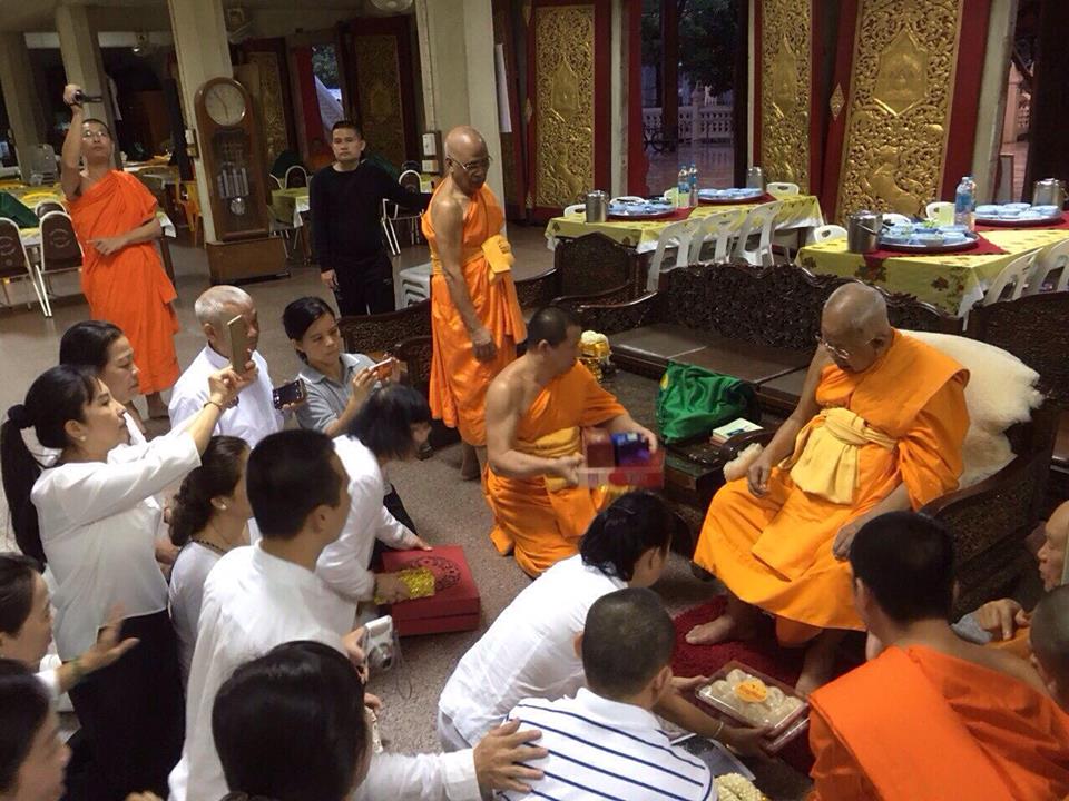 Ngài Hộ Pháp và tăng đoàn Viên Không cúng dường sách đến ngài HT. Somdet Phra Maha Ratchamanglacharn - quyền tăng vương Thái Lan