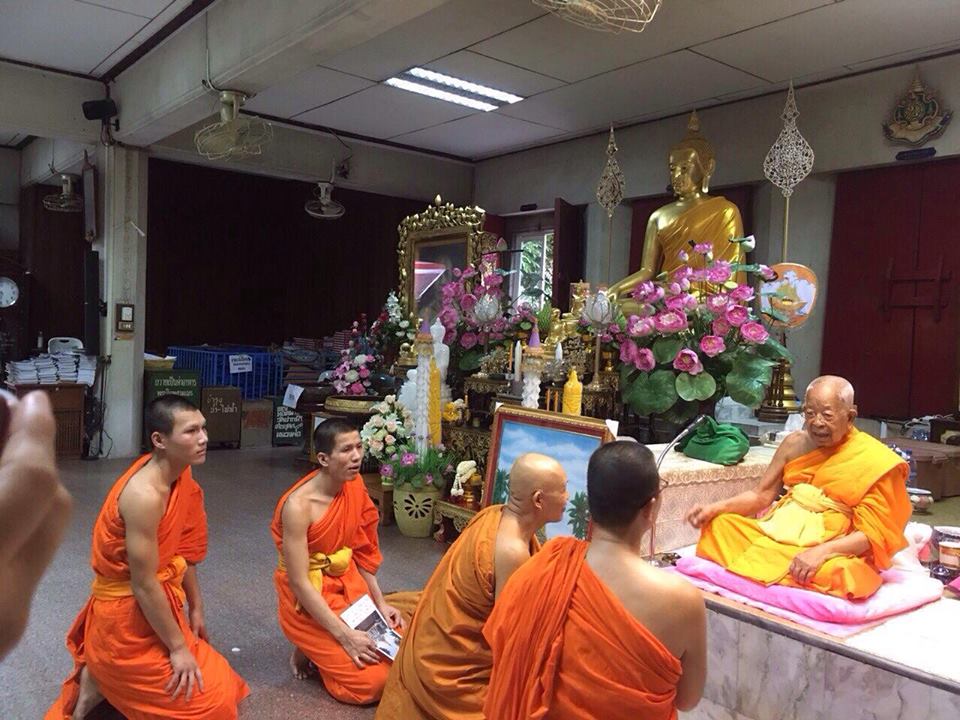 Ngài Hộ Pháp và tăng đoàn Viên Không cúng dường sách đến ngài HT. Somdet Phra Maha Ratchamanglacharn - quyền tăng vương Thái Lan