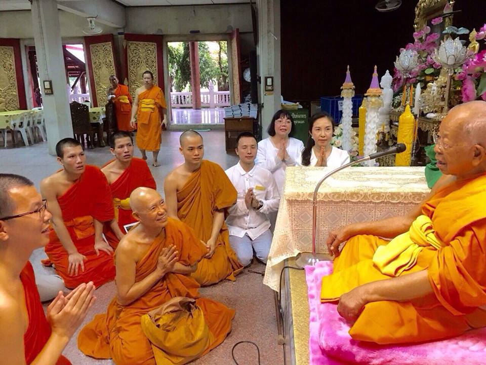 Ngài Hộ Pháp và tăng đoàn Viên Không cúng dường sách đến ngài HT. Somdet Phra Maha Ratchamanglacharn - quyền tăng vương Thái Lan