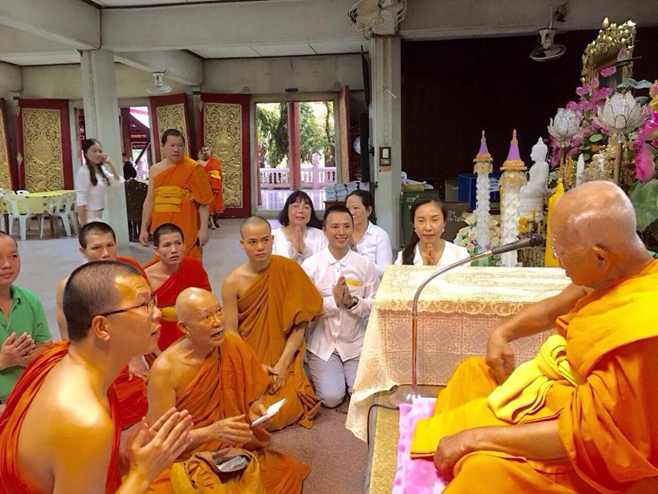 Ngài Hộ Pháp và tăng đoàn Viên Không cúng dường sách đến ngài HT. Somdet Phra Maha Ratchamanglacharn - quyền tăng vương Thái Lan
