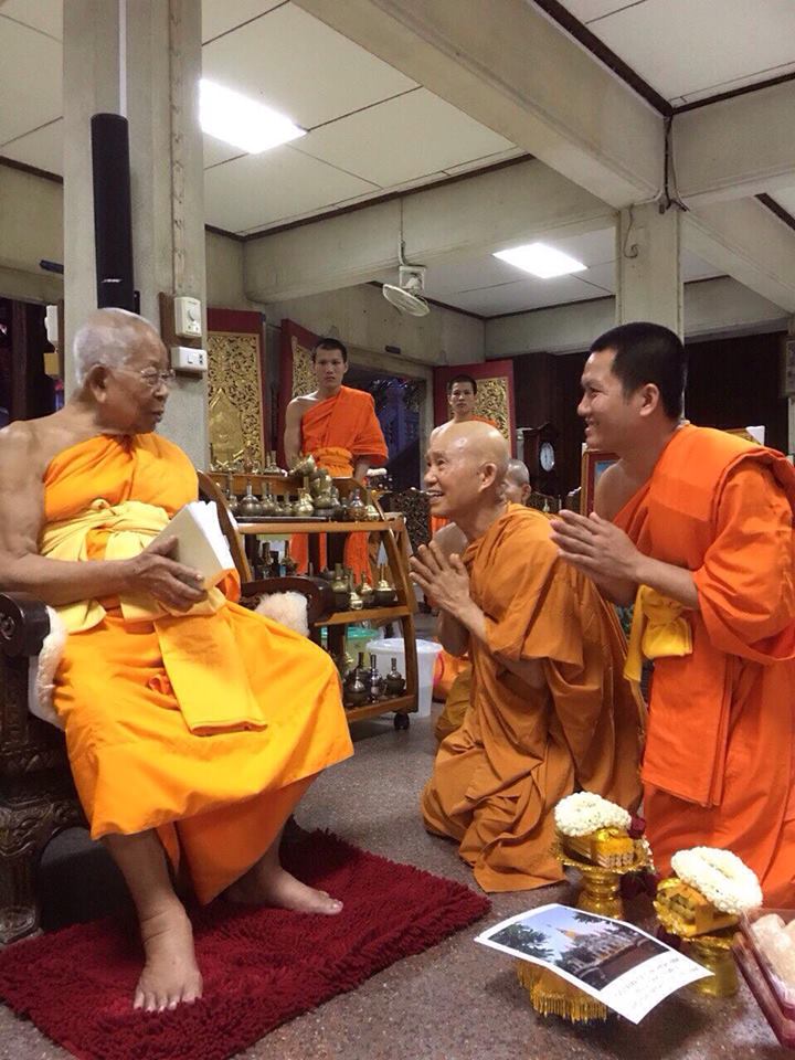 Ngài Hộ Pháp và tăng đoàn Viên Không cúng dường sách đến ngài HT. Somdet Phra Maha Ratchamanglacharn - quyền tăng vương Thái Lan