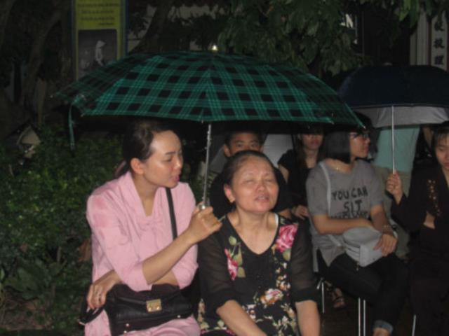 Đại lễ Vu Lan: Nhiều người khóc nức nở khi cài bông hồng lên áo