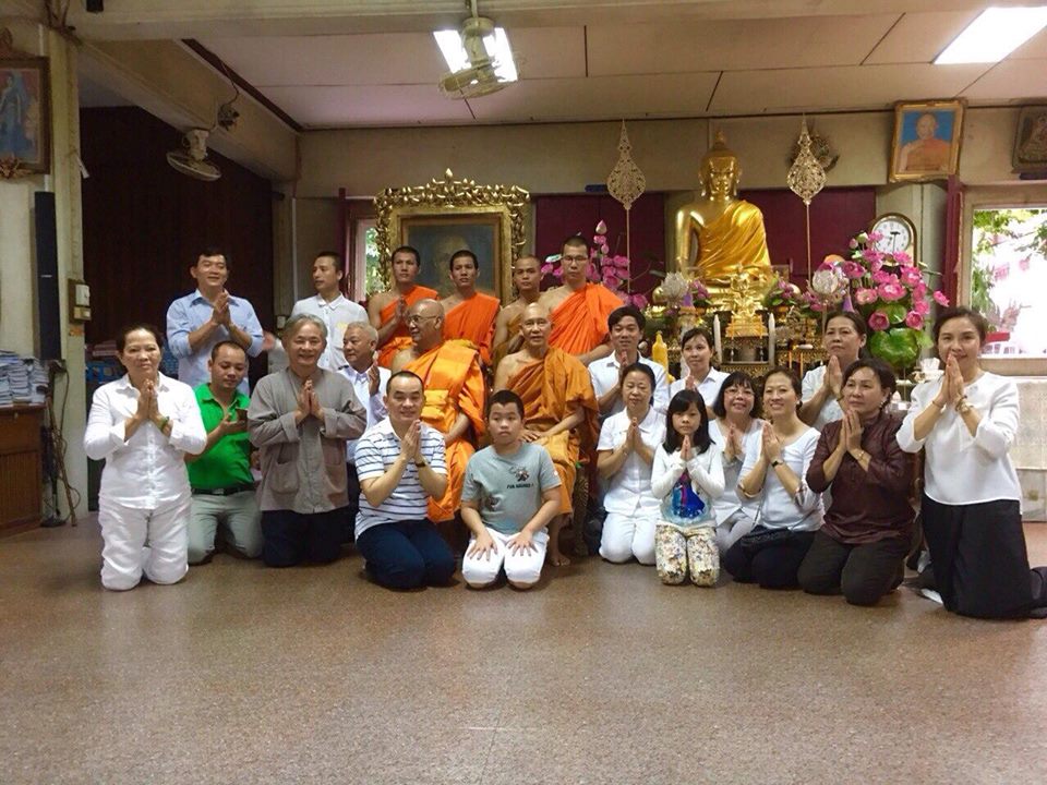 Ngài Hộ Pháp và tăng đoàn Viên Không cúng dường sách đến ngài HT. Somdet Phra Maha Ratchamanglacharn - quyền tăng vương Thái Lan