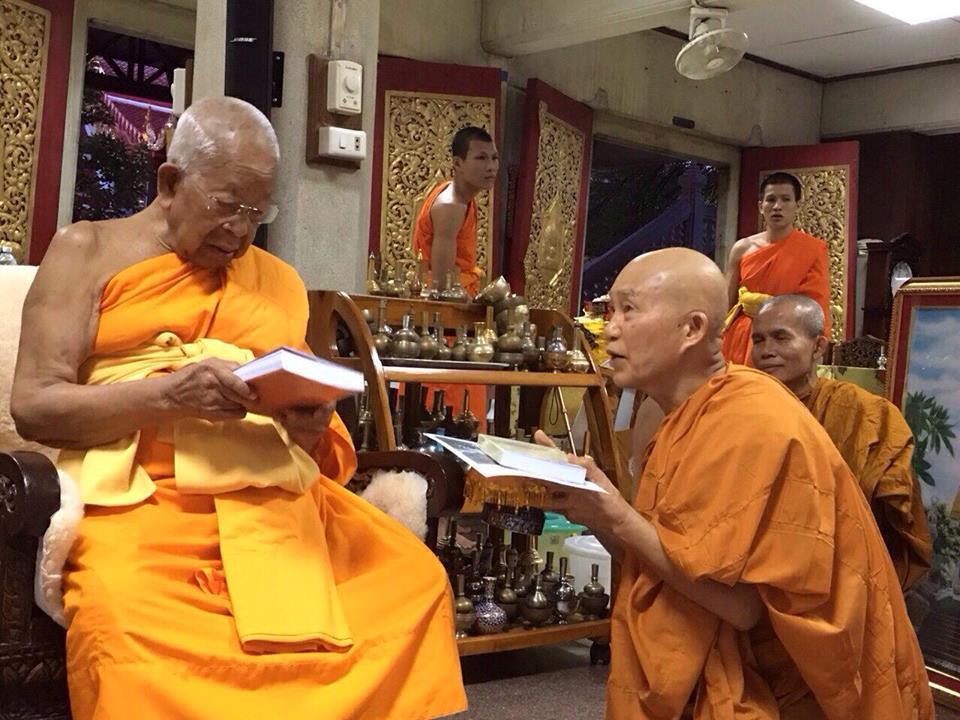 Ngài Hộ Pháp và tăng đoàn Viên Không cúng dường sách đến ngài HT. Somdet Phra Maha Ratchamanglacharn - quyền tăng vương Thái Lan
