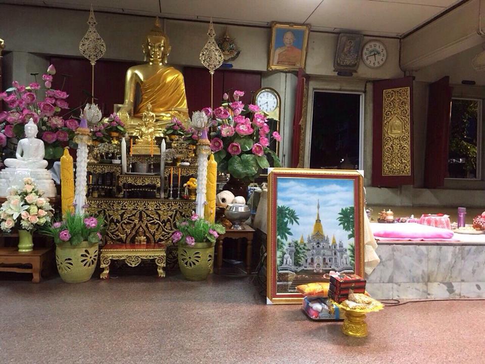 Ngài Hộ Pháp và tăng đoàn Viên Không cúng dường sách đến ngài HT. Somdet Phra Maha Ratchamanglacharn - quyền tăng vương Thái Lan