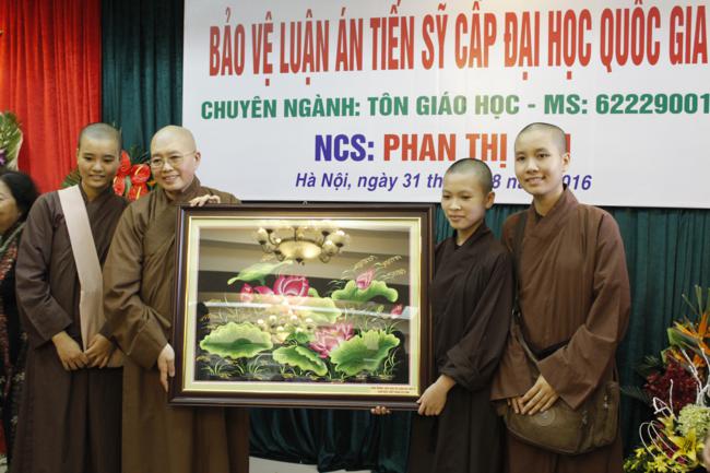 Ni sư Thích Đàm Lan bảo vệ xuất sắc luận án Tiến sĩ