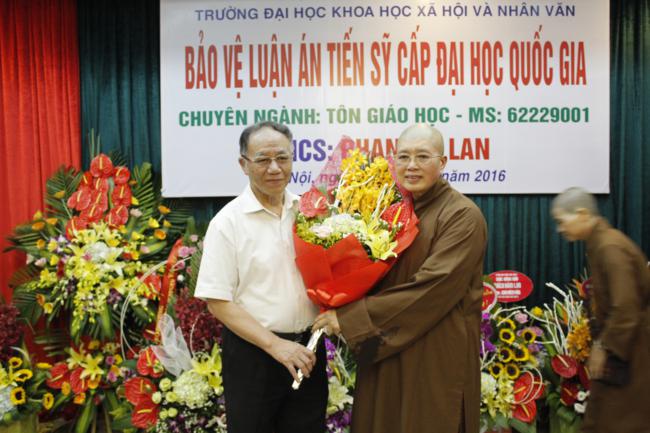 Ni sư Thích Đàm Lan bảo vệ xuất sắc luận án Tiến sĩ