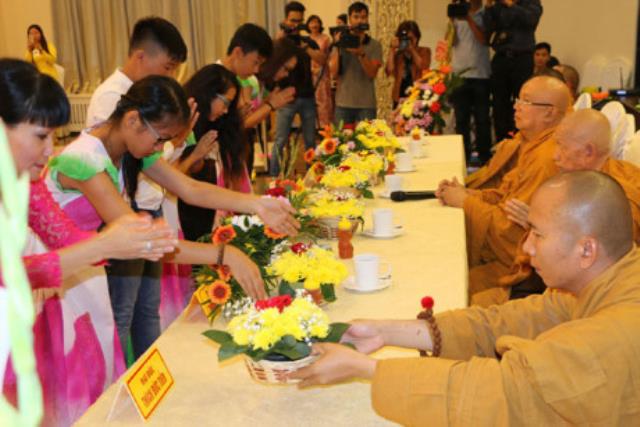 Hình ảnh Đại lễ Vu Lan xúc động của người Việt tại CH Séc