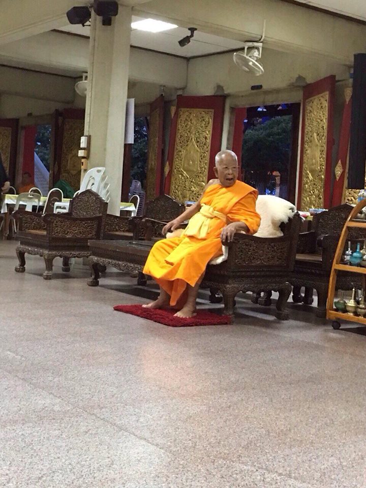 Ngài Hộ Pháp và tăng đoàn Viên Không cúng dường sách đến ngài HT. Somdet Phra Maha Ratchamanglacharn - quyền tăng vương Thái Lan