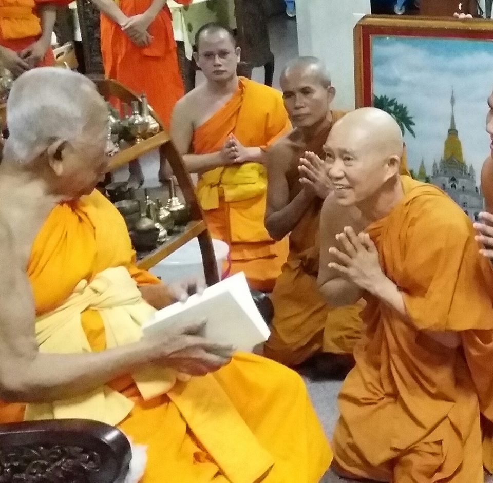 Ngài Hộ Pháp và tăng đoàn Viên Không cúng dường sách đến ngài HT. Somdet Phra Maha Ratchamanglacharn - quyền tăng vương Thái Lan