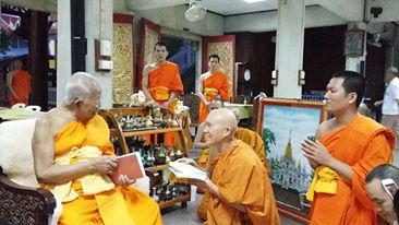 Ngài Hộ Pháp và tăng đoàn Viên Không cúng dường sách đến ngài HT. Somdet Phra Maha Ratchamanglacharn - quyền tăng vương Thái Lan