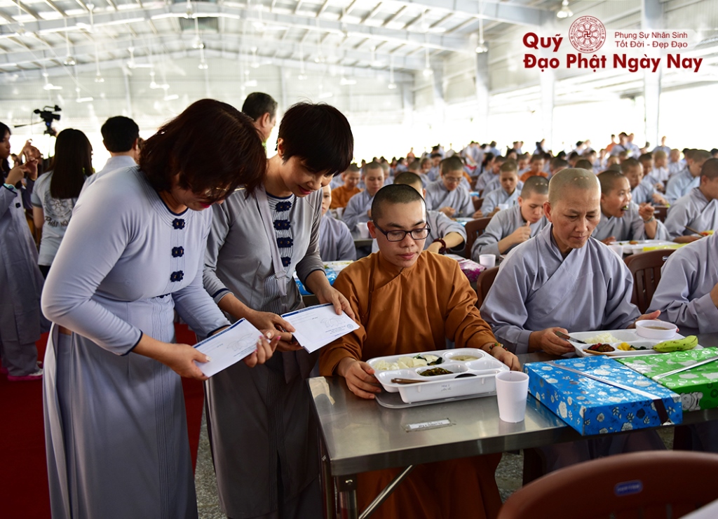 Quỹ Đạo Phật Ngày Nay: Tổng kết cúng dường Trai tăng Học viện Phật Giáo Việt Nam tại TP.HCM_cơ sở Lê Minh Xuân T7/2016 ( C76c)