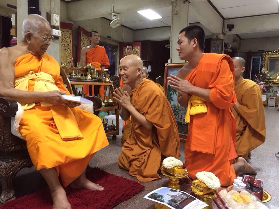 Ngài Hộ Pháp và tăng đoàn Viên Không cúng dường sách đến ngài HT. Somdet Phra Maha Ratchamanglacharn - quyền tăng vương Thái Lan
