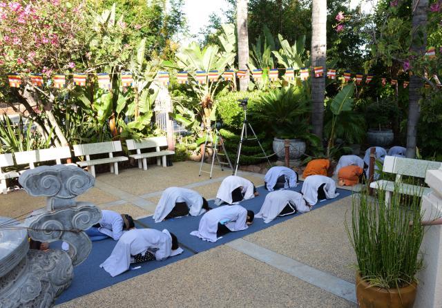 Chùa Đức Viên, San Jose ( Hoa Kỳ ) Tổ Chức Lễ Tam Bộ Nhất Bái Báo Hiếu Phụ Mẫu Năm 2016