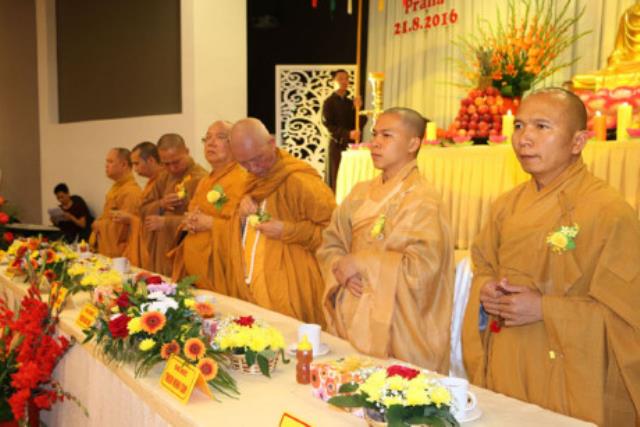 Hình ảnh Đại lễ Vu Lan xúc động của người Việt tại CH Séc