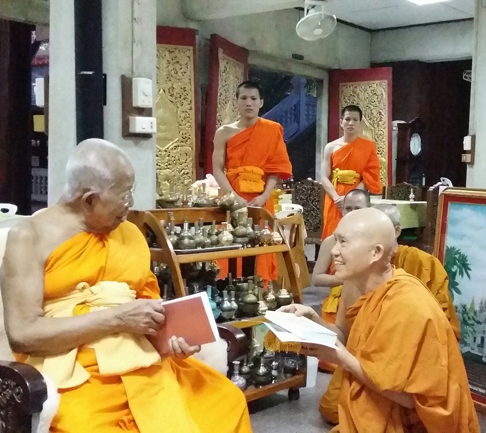 Ngài Hộ Pháp và tăng đoàn Viên Không cúng dường sách đến ngài HT. Somdet Phra Maha Ratchamanglacharn - quyền tăng vương Thái Lan