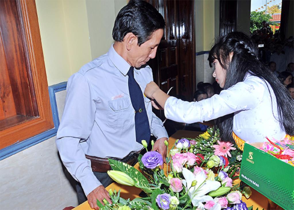 Chùa Linh Hội:  Lễ Vu Lan - Bông Hồng Cài Áo