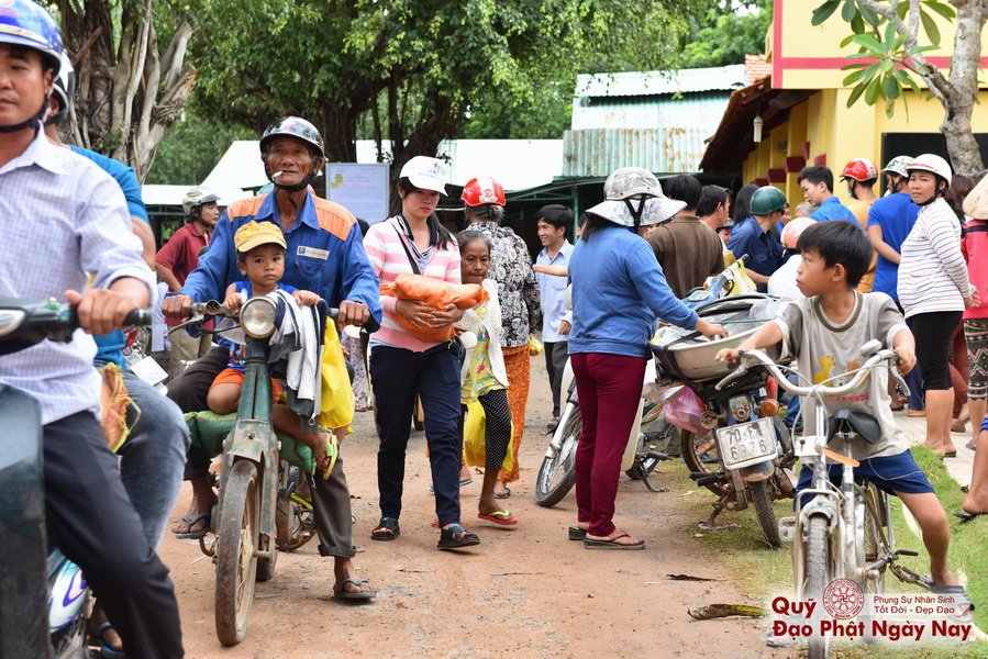 Quỹ Đạo Phật Ngày Nay: Tổng Kết Chương Trình Trao tặng quà cho nạn nhân chất độc da cam tại Tây Ninh ( C81)