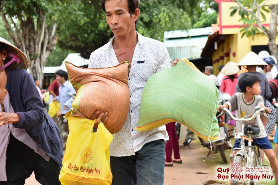 Quỹ Đạo Phật Ngày Nay: Tổng Kết Chương Trình Trao tặng quà cho nạn nhân chất độc da cam tại Tây Ninh ( C81)
