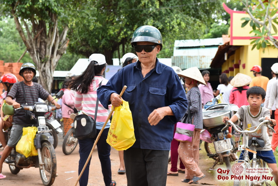 Quỹ Đạo Phật Ngày Nay: Tổng Kết Chương Trình Trao tặng quà cho nạn nhân chất độc da cam tại Tây Ninh ( C81)